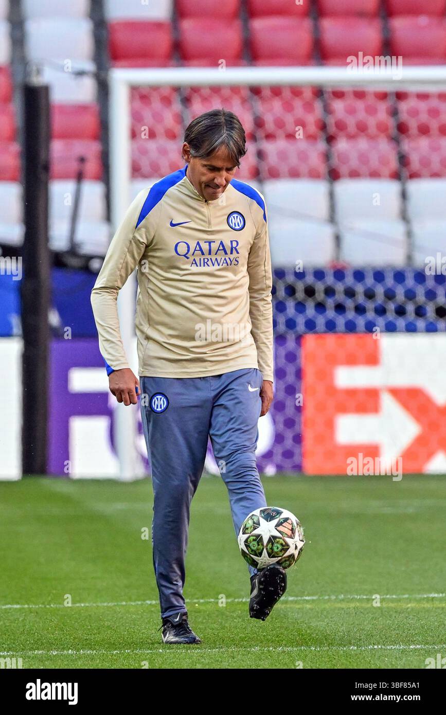Monaco, Germania. 30 maggio 2025. L'allenatore Simone Inzaghi dell'Inter è stato visto durante la sessione di allenamento MD-1 all'Allianz Arena, in vista della finale di UEFA Champions League 2025 a Monaco. Credito: Gonzales Photo/Alamy Live News Foto Stock