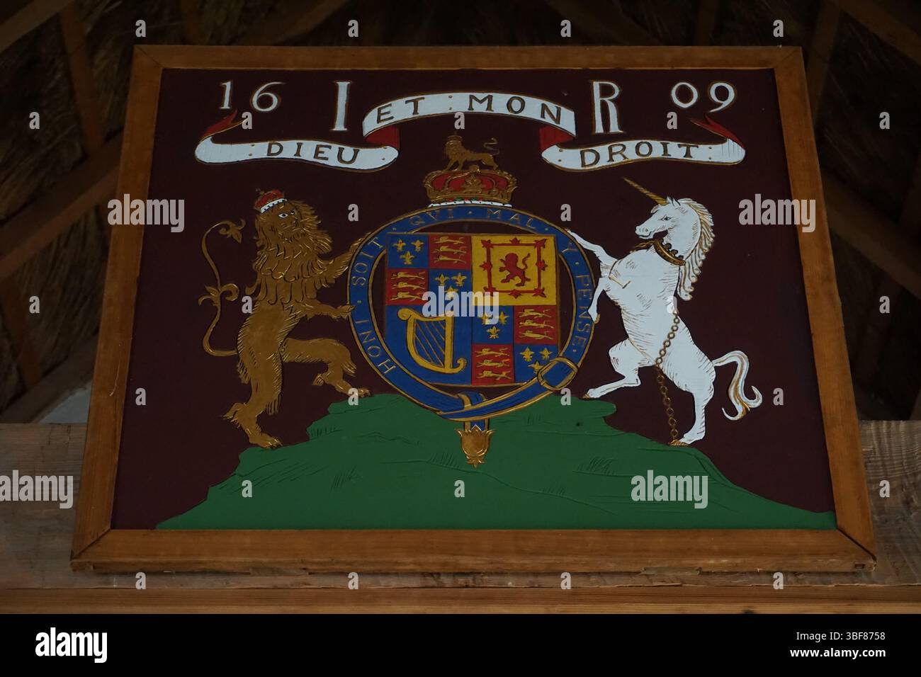 Primo piano di uno stemma reale britannico, o sigillo, 1609 (periodo Stuart), raffigurante un leone e un unicorno con la frase latina per "Dio e la mia destra" Foto Stock