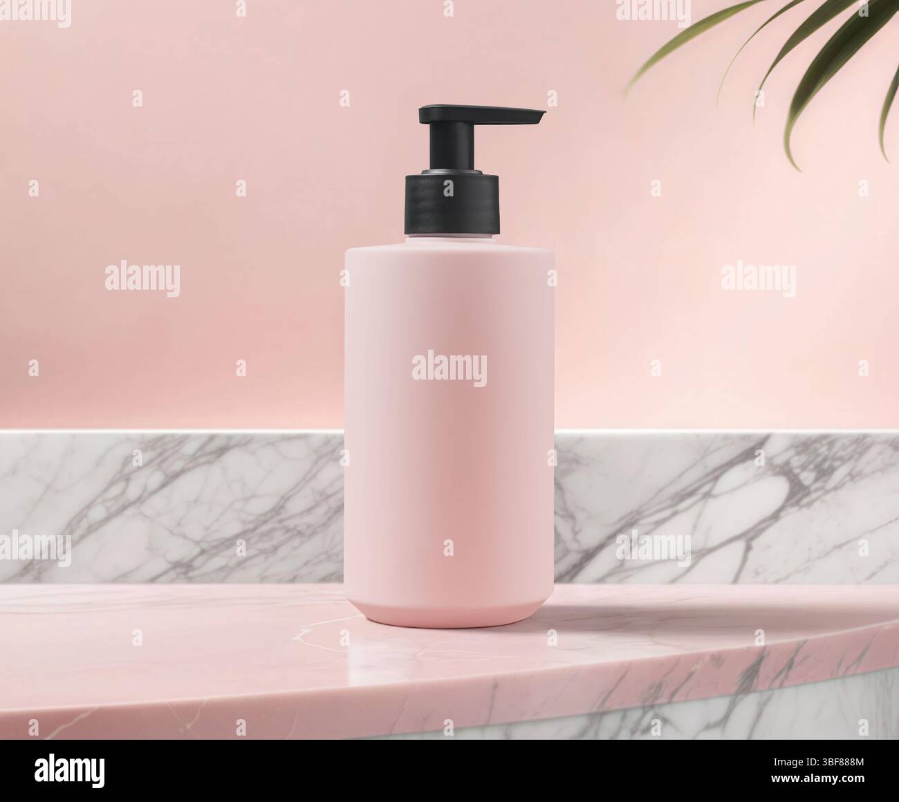 Un biberon rosa elegantemente posizionato su un elegante sfondo in marmo, perfetto per prodotti di bellezza e per la cura della pelle Foto Stock