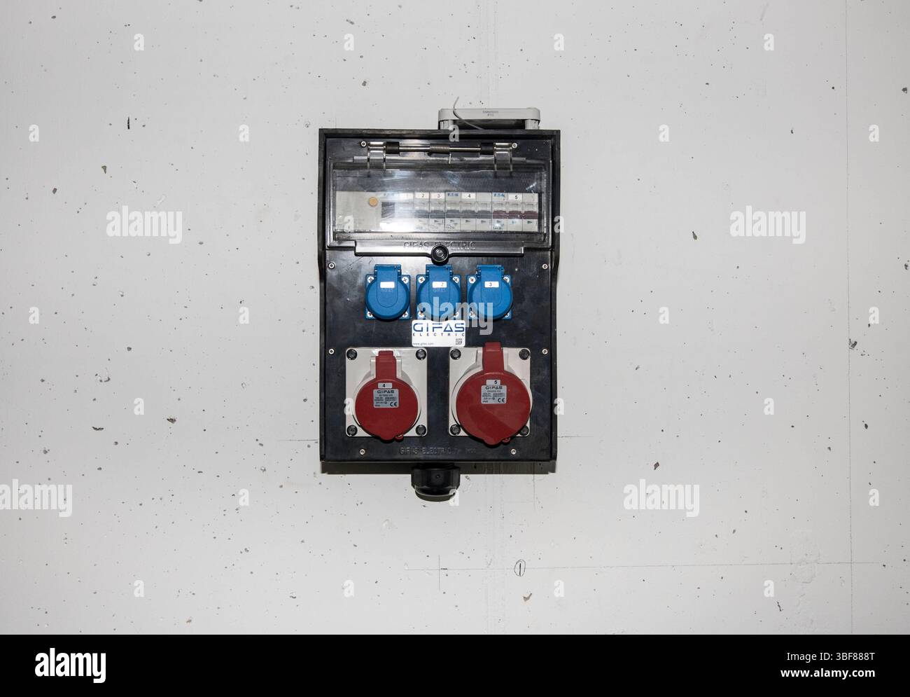 un distributore di corrente elettrica con prese multiple per la distribuzione dell'alimentazione distributore di corrente elettrica con prese multiple Foto Stock