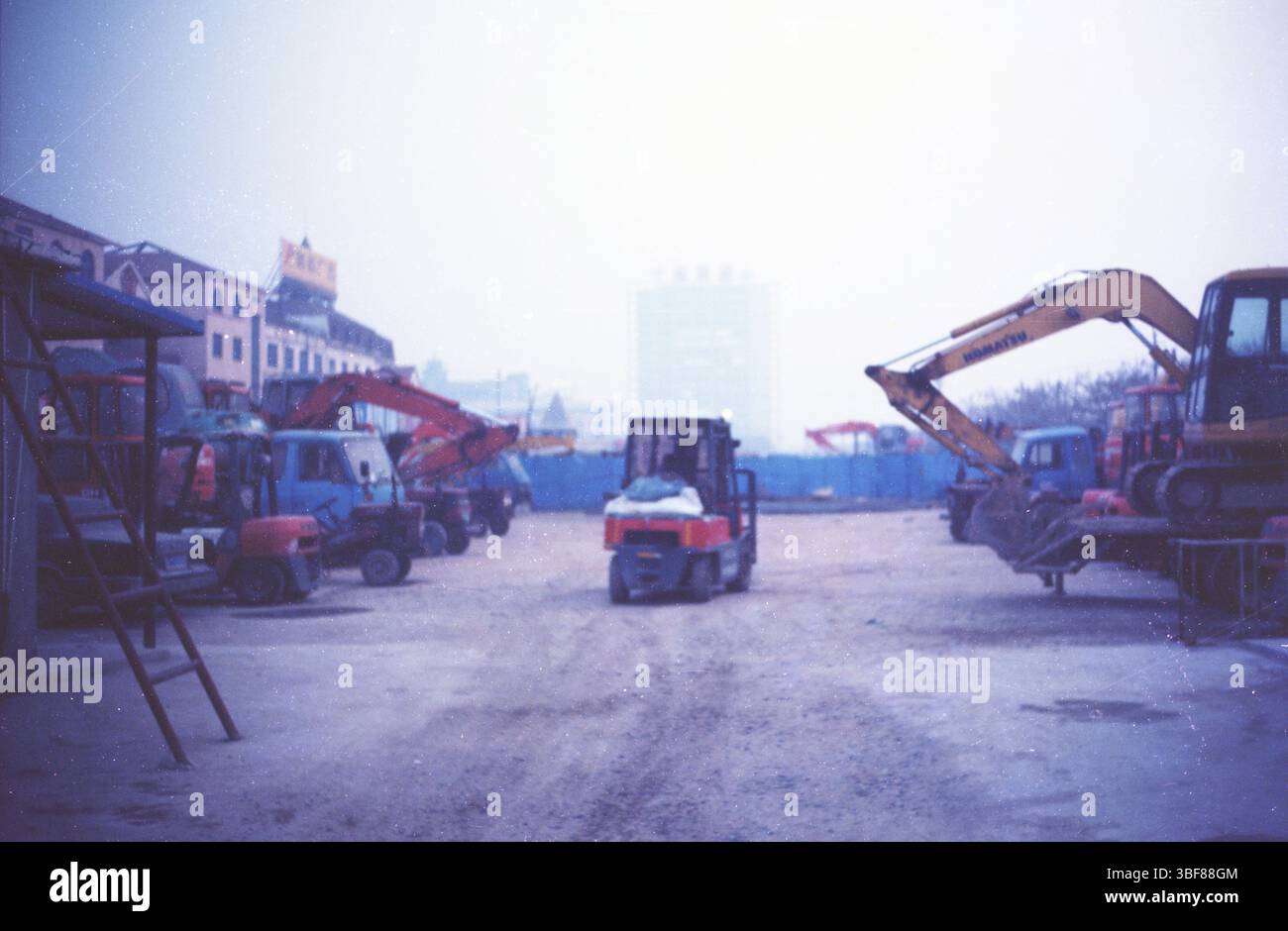 China Construction Equipment Yard dei primi anni '2010 con carrello elevatore a forche ed escavatori Foto Stock