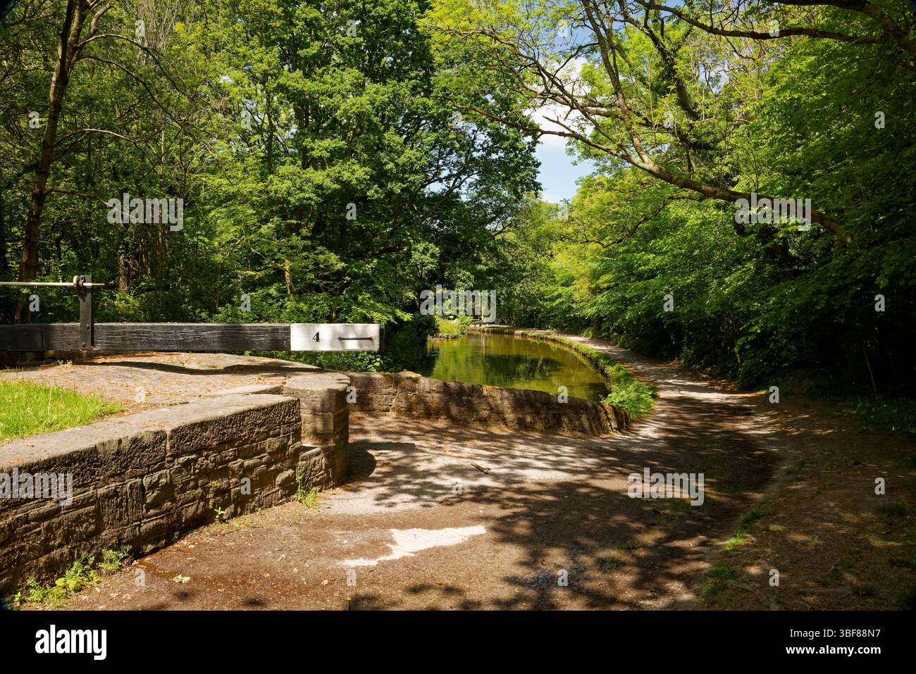 Una curva sul sentiero del Peak Forest Canal alla Lock 4 di Marple Locks, Stockport, Greater Manchester. Foto Stock
