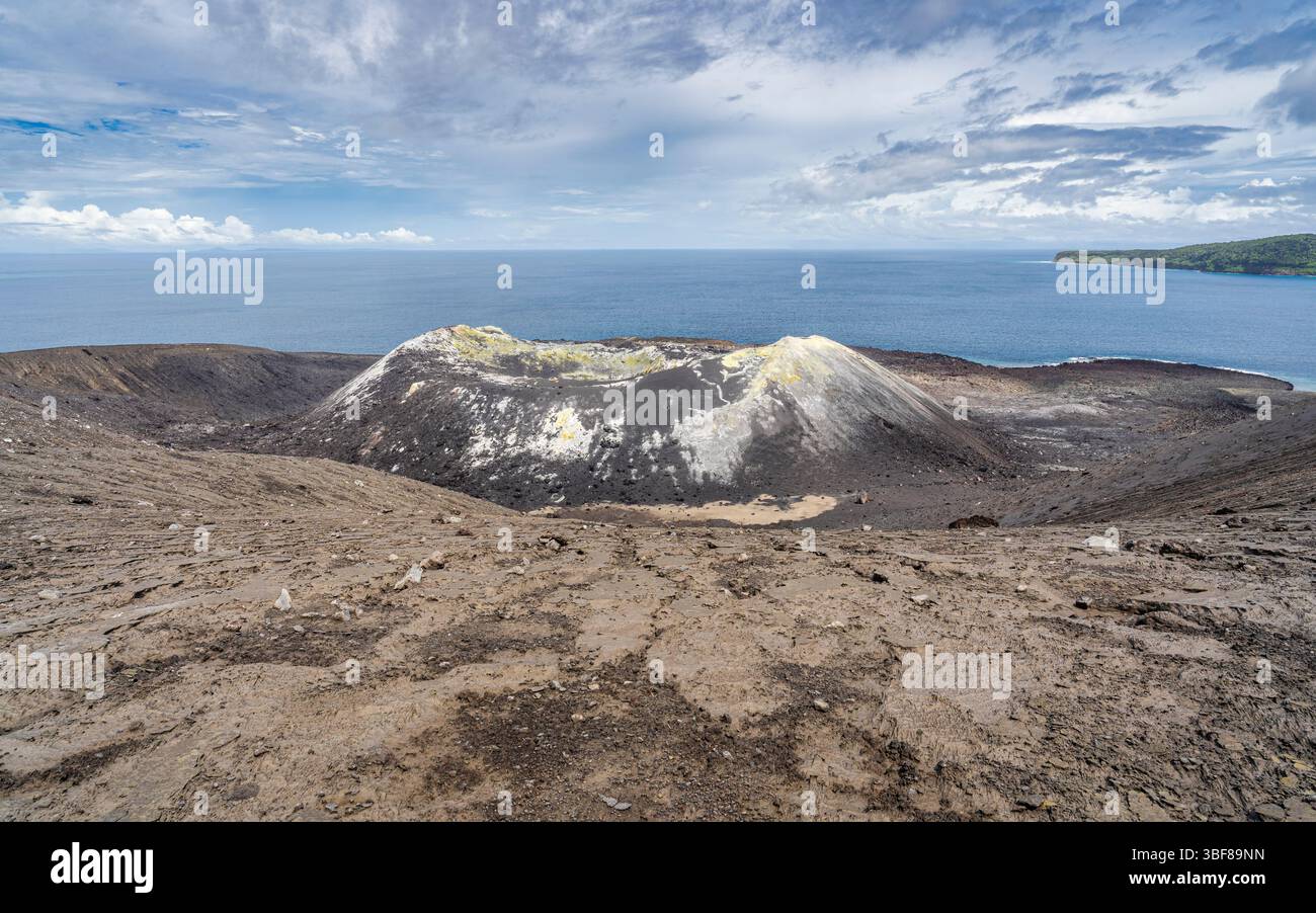 Vista panoramica del cratere del vulcano Anak Krakatau, noto anche come cratere del vulcano Krakatoa, sull'isola nello stretto della sonda, Lampung, Sumatra, Indonesia Foto Stock