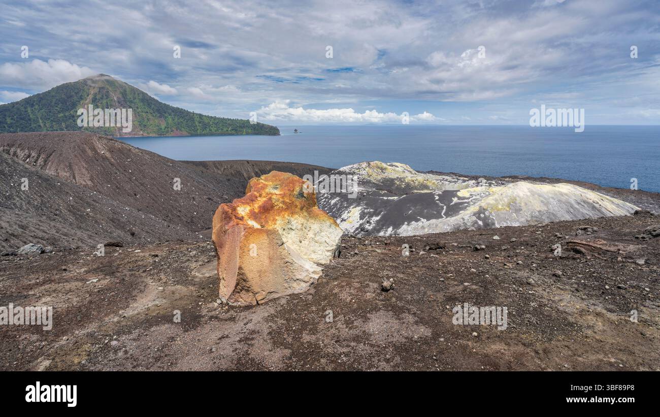 Vista colorata del paesaggio di Anak Krakatau, alias cratere del vulcano Krakatoa e della roccia zolfo sull'isola nello stretto della sonda, Lampung, Sumatra, Indonesia Foto Stock