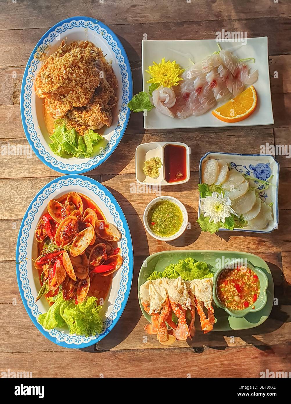 Tradizionale cucina tailandese su sfondo di legno. Cucina orientale. Vista dall'alto Foto Stock