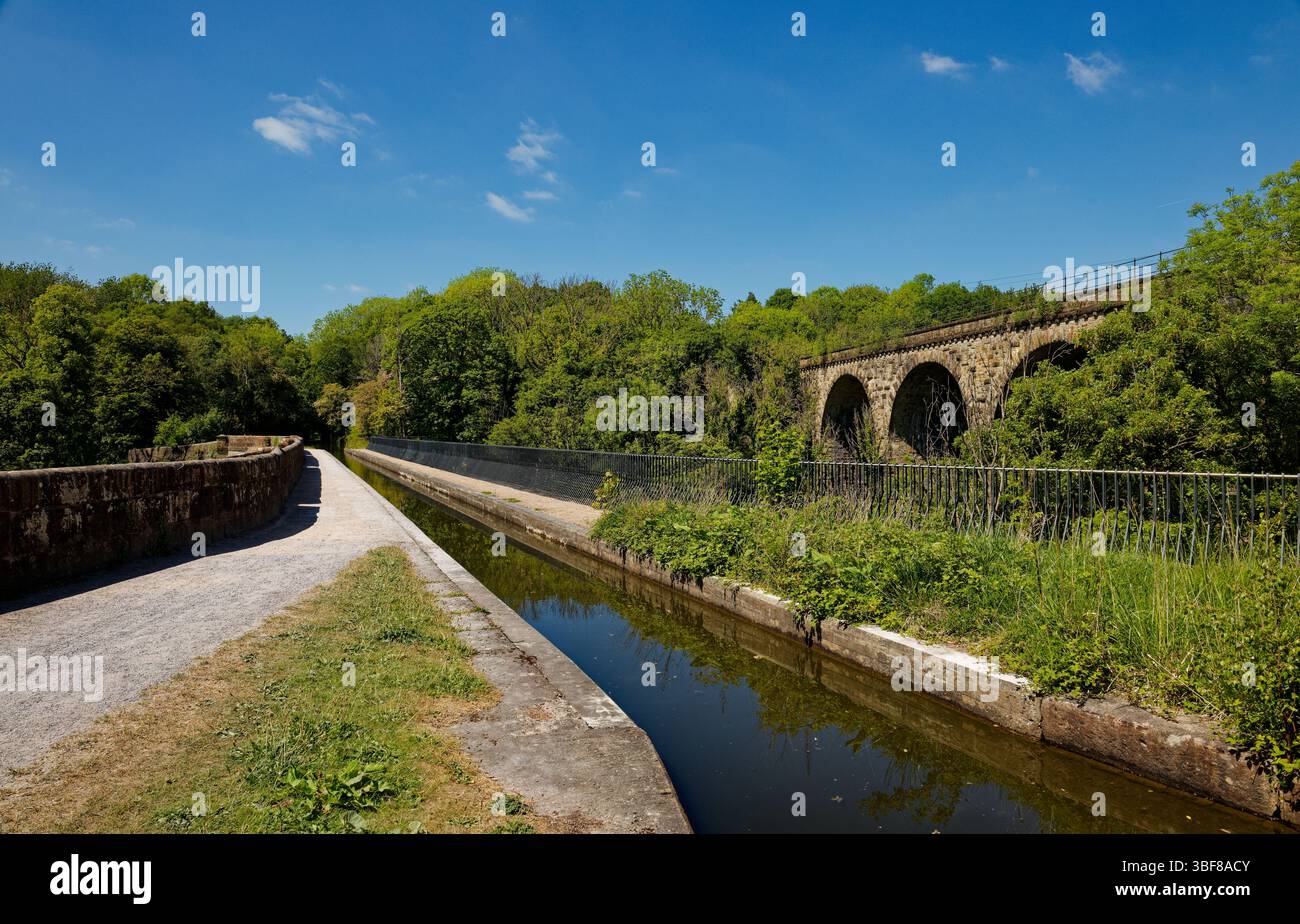 Il Peak Forest Canal si snoda attraverso l'acquedotto più alto d'Inghilterra con il Viadotto Marple che sorge sopra, Stockport, Greater Manchester. Foto Stock