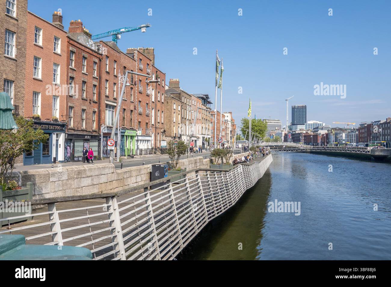 Centro città di Dublino Irlanda edifici storici e strade per lo shopping sulle rive del fiume Liffey, foto di scorta Foto Stock