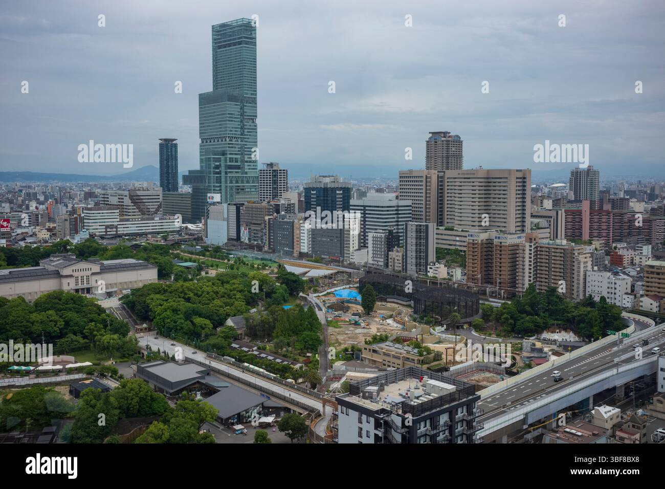 Osaka, Giappone, 25 giugno 2024: Vista aerea dalla Torre Tsutenkaku che mostra il paesaggio urbano di Osaka e l'edificio per uffici più alto Abeno Harukas, d Foto Stock