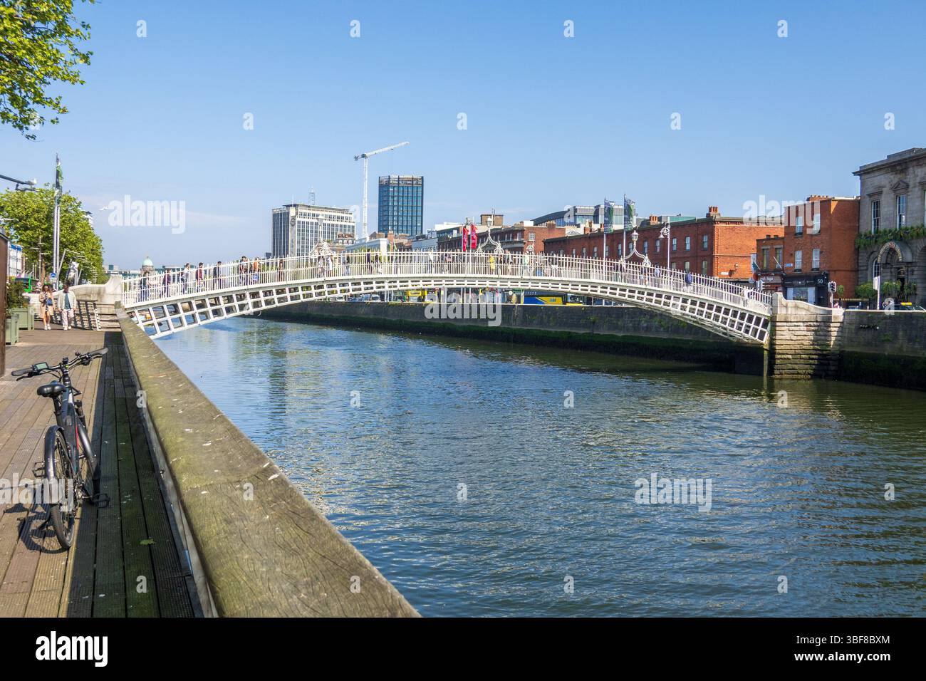 Il ponte Ha'penny Ireland City Centre edifici storici e strade per lo shopping sulle rive del fiume Liffey, foto di scorta Foto Stock