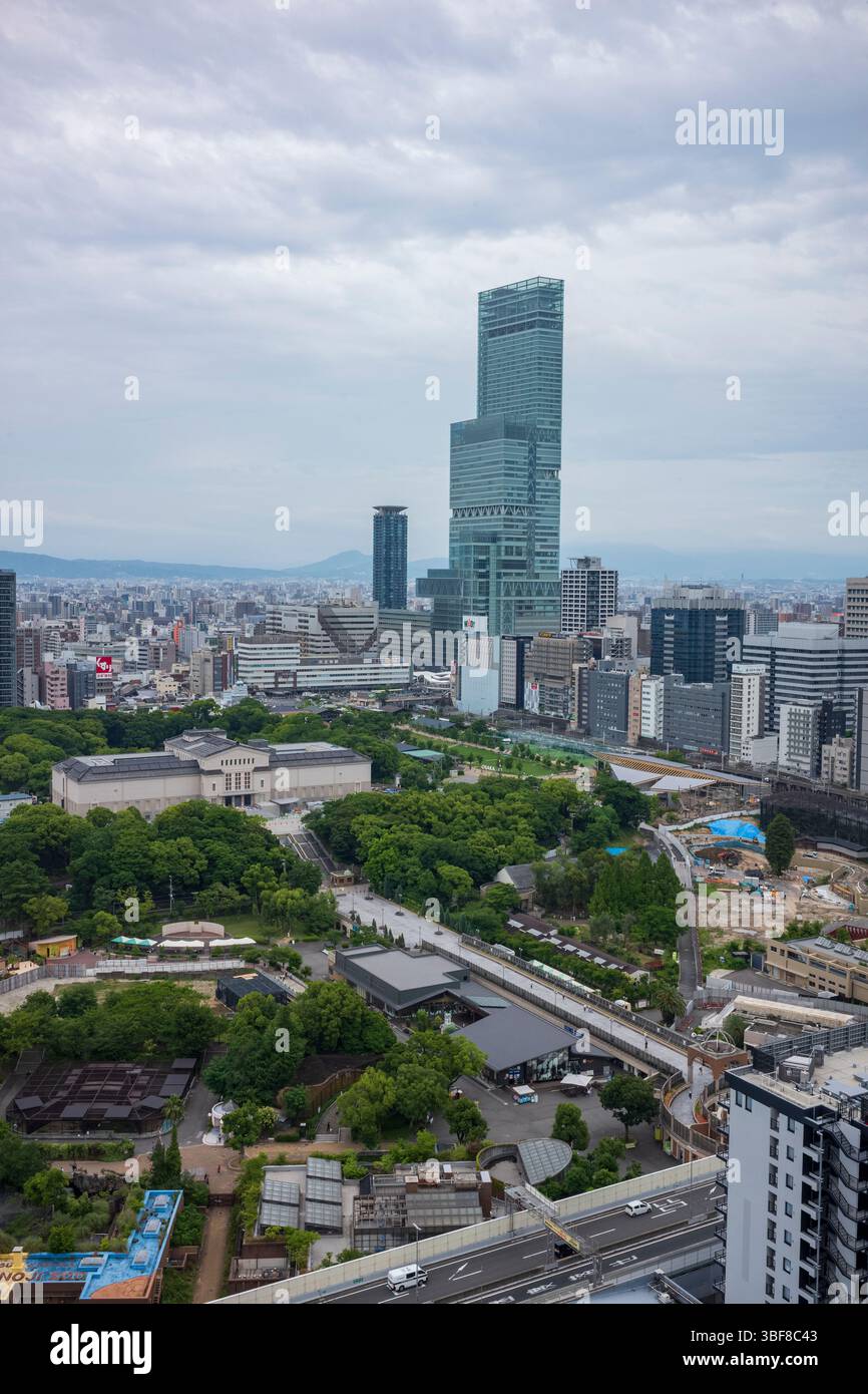 Osaka, Giappone, 25 giugno 2024: Vista aerea dalla Torre Tsutenkaku che mostra il paesaggio urbano di Osaka e l'edificio per uffici più alto Abeno Harukas, d Foto Stock