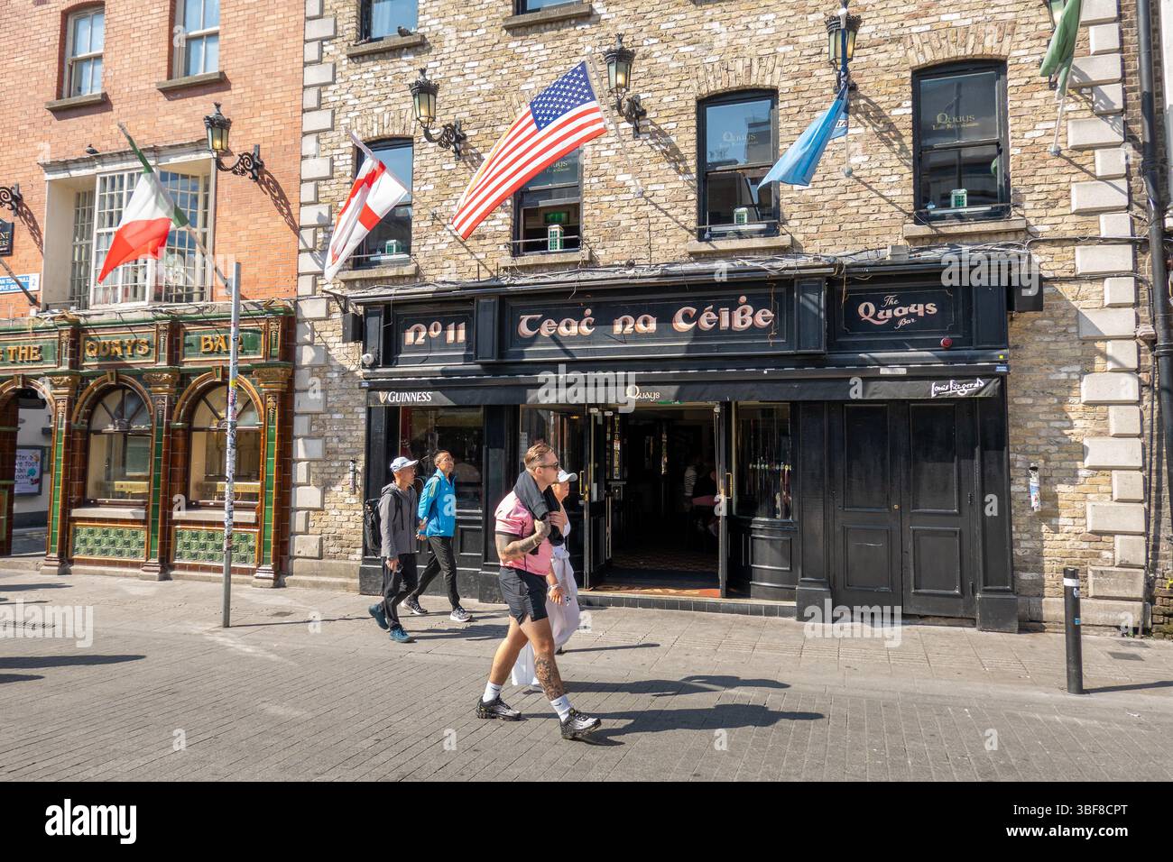 Centro città di Dublino Irlanda edifici storici e strade per lo shopping sulle rive del fiume Liffey, foto di scorta Foto Stock