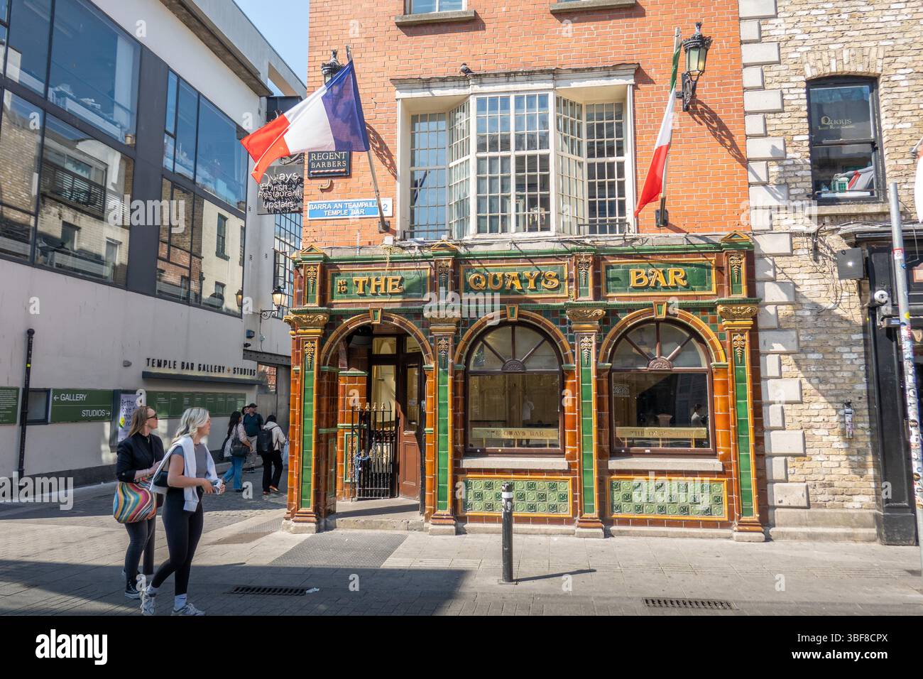 Centro di Dublino Irlanda edifici storici e strade per lo shopping sulle rive del fiume Liffey, The Quays Bar, Stock Photo Foto Stock