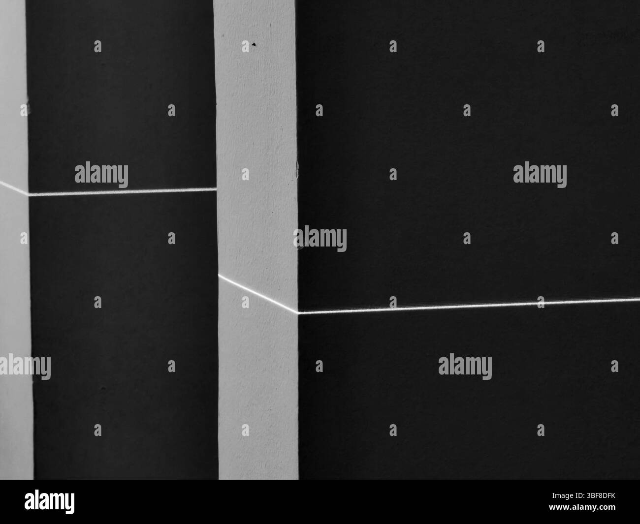 Linee di luce. Dietro l'angolo. Design futuristico. Tonalità monocromatiche. Foto Stock
