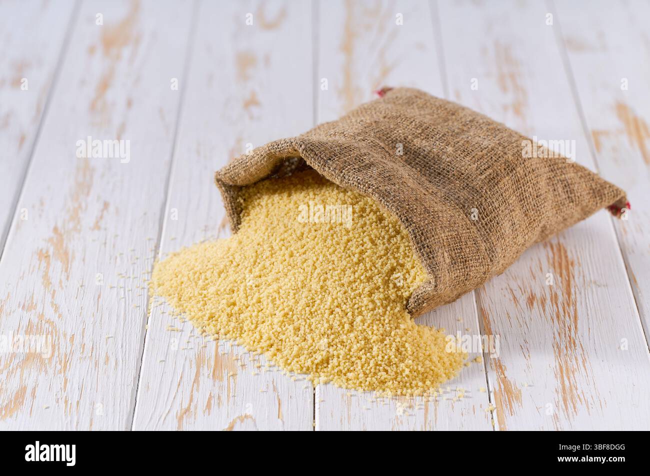 Couscous biologico in sacchetto. Sacco con couscous biologico. Asciugare il couscous in borsa e un mucchio di couscous. Foto Stock