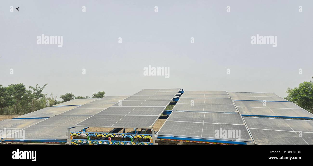 Installazione di pannelli solari per colture di irrigazione a energia alternata con pompa dell'acqua solare Foto Stock