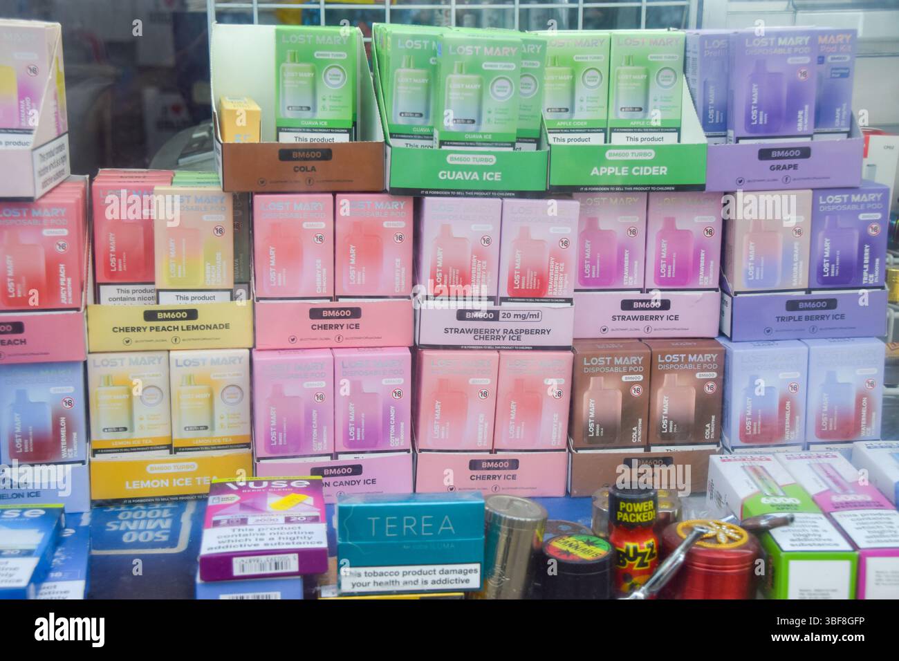 Londra, Regno Unito. 31 maggio 2025. Vapori colorati in vendita nel centro di Londra prima del divieto di vapori usa e getta, che entrerà in vigore il 1° giugno. Crediti: Vuk Valcic/Alamy Live News Foto Stock