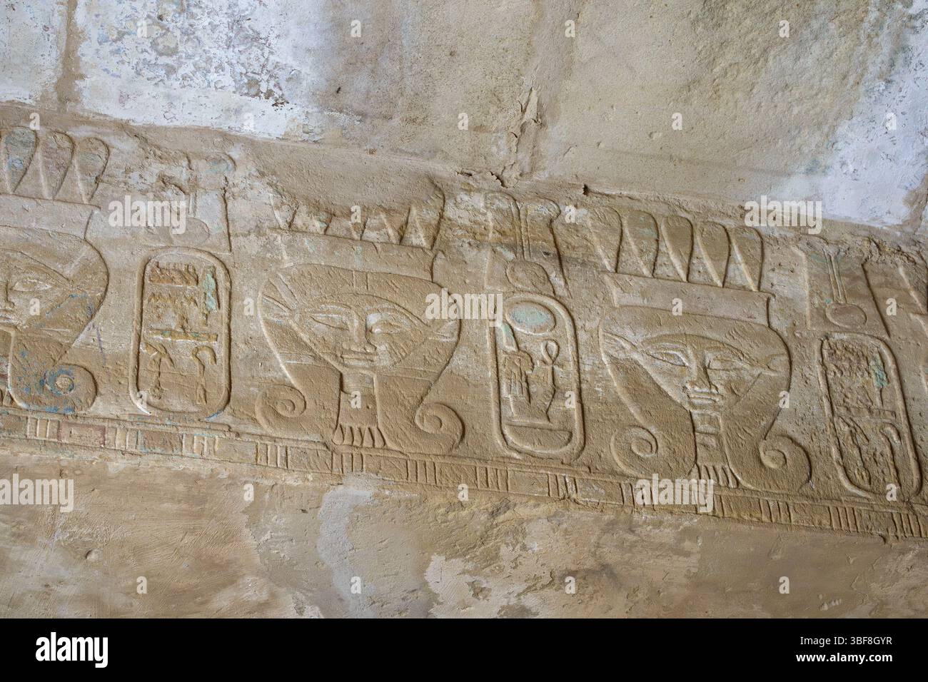 Hathor diresse il fregio all'interno del tempio dedicato a Hathor e Nekhbet a El Kab, sulla sponda orientale del fiume Nilo, alto Egitto Foto Stock