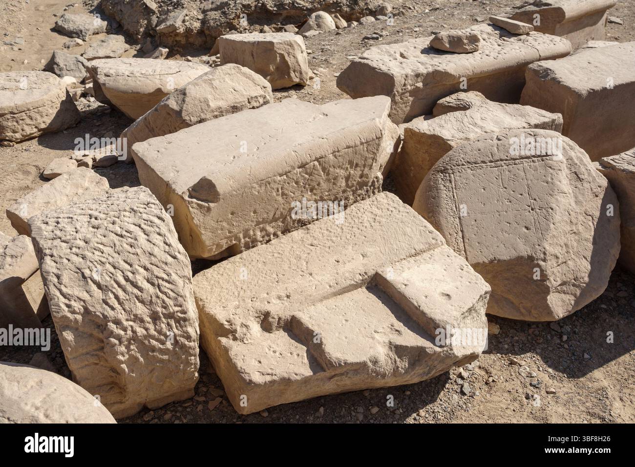 Blocchi scolpiti caduti nel Tempio dedicato a Hathor e Nekhbet a El Kab, sponda orientale del fiume Nilo, alto Egitto Foto Stock