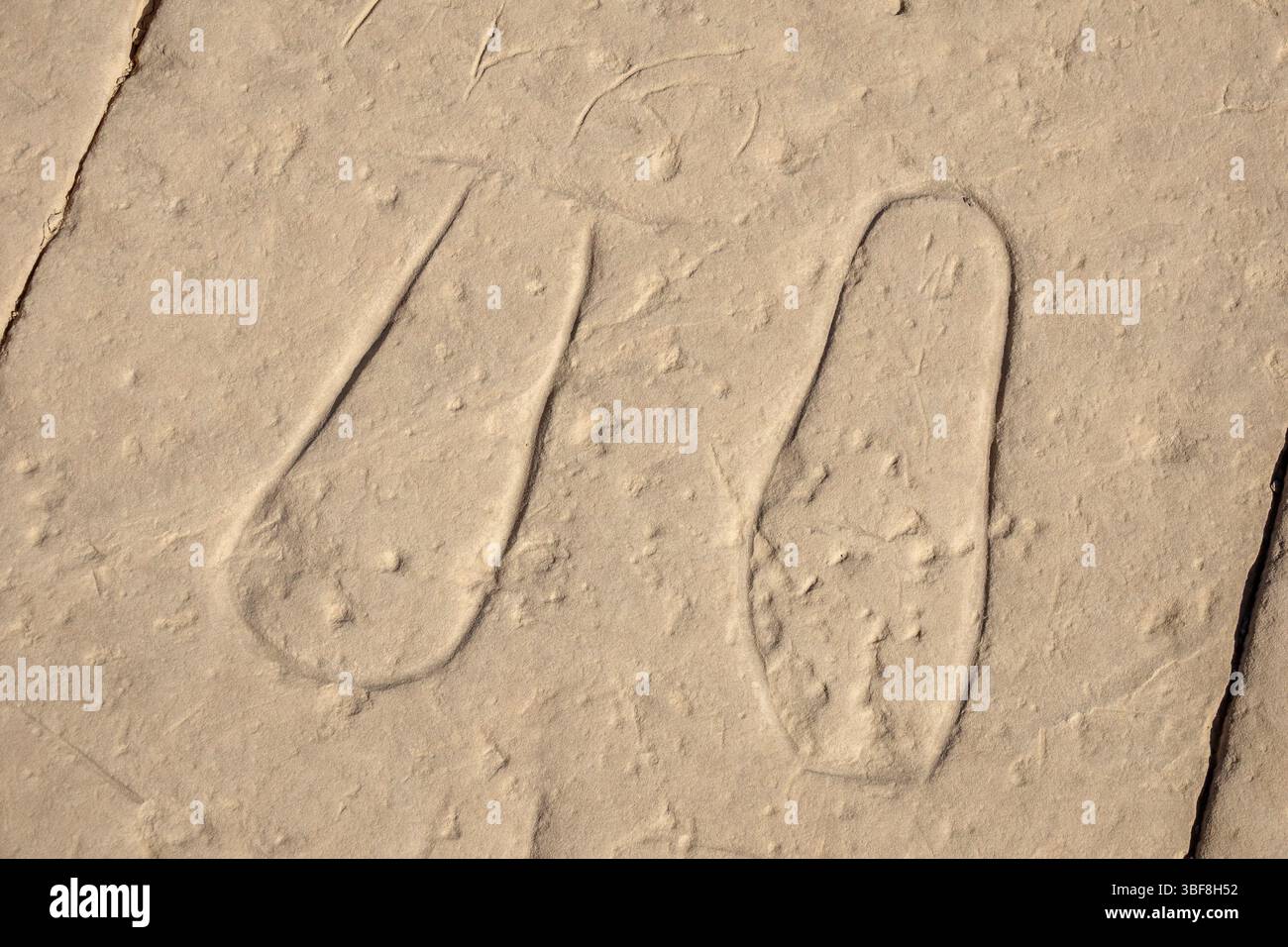 Graffito con stampa sandale al Tempio dedicato a Hathor e Nekhbet a El Kab, riva orientale del Nilo, alto Egitto Foto Stock