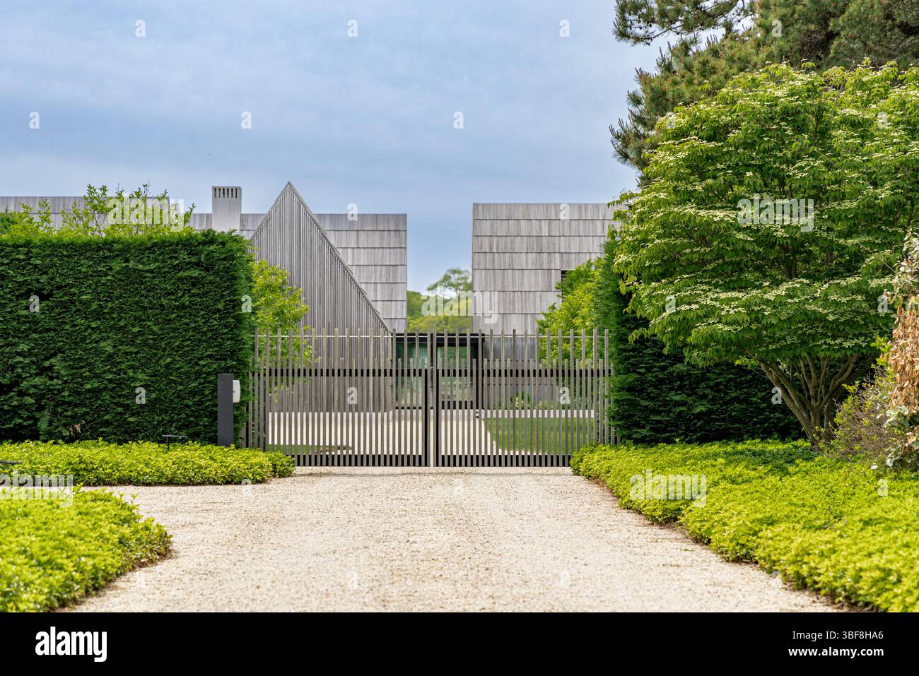 vialetto recintato in una casa costosa nella zona est di hampton, new york Foto Stock
