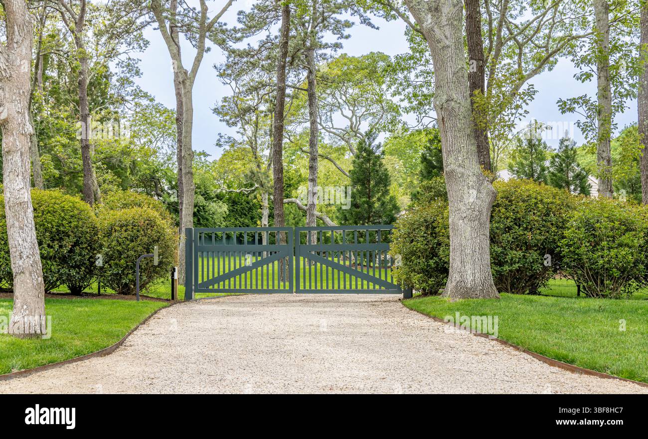 vialetto recintato in una casa costosa nella zona est di hampton, new york Foto Stock
