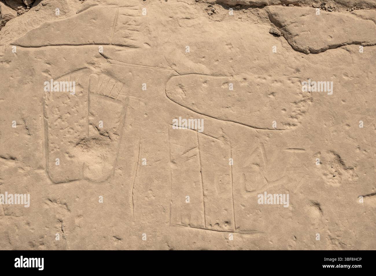 Graffiti di sandali e piedi sul pavimento del Tempio dedicato a Hathor e Nekhbet a El Kab, sponda orientale del fiume Nilo, alto Egitto Foto Stock