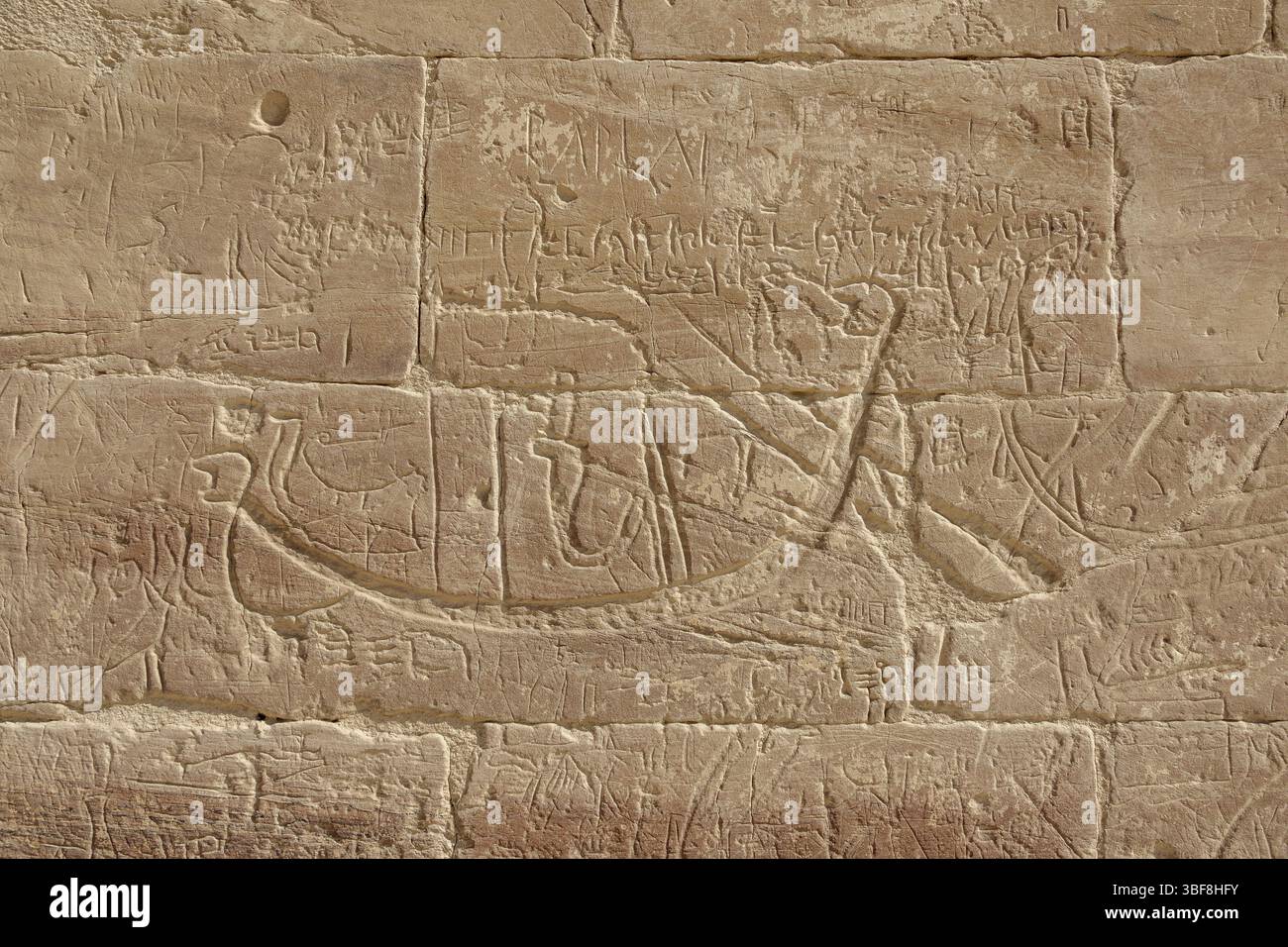 Graffito al tempio dedicato a Hathor e Nekhbet a El Kab, sponda orientale del fiume Nilo, alto Egitto Foto Stock