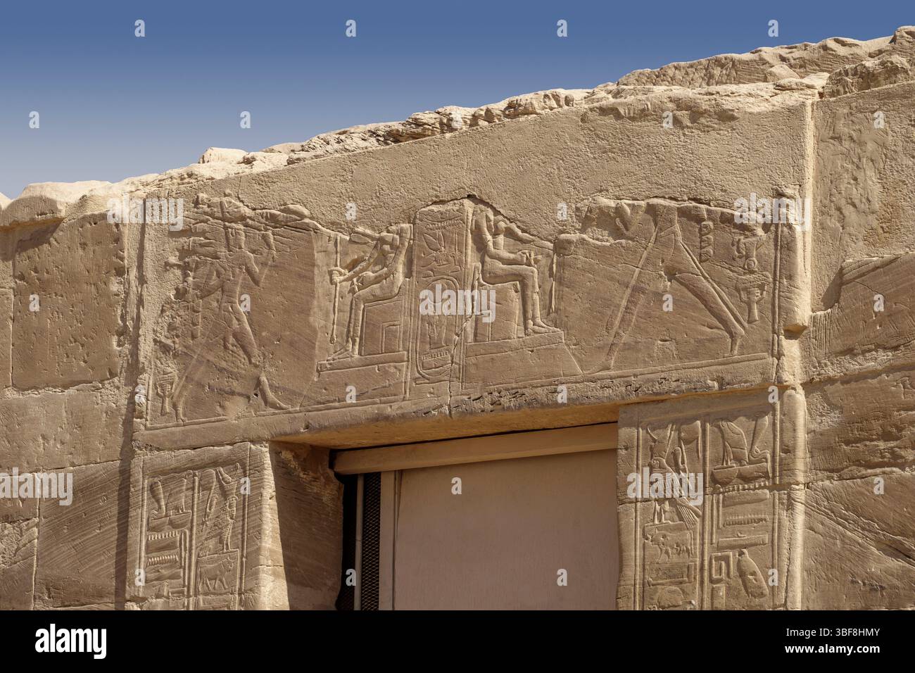Segui l'ingresso al tempio dedicato a Hathor e Nekhbet a El Kab, sponda orientale del Nilo, alto Egitto Foto Stock