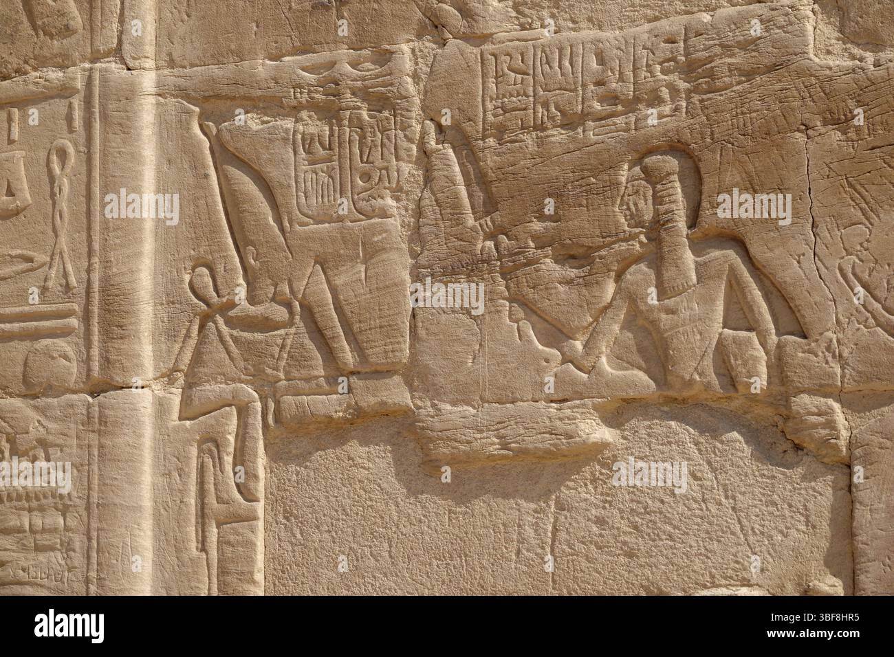 Rilievi al Tempio dedicato a Hathor e Nekhbet a El Kab, sponda orientale del fiume Nilo, alto Egitto Foto Stock