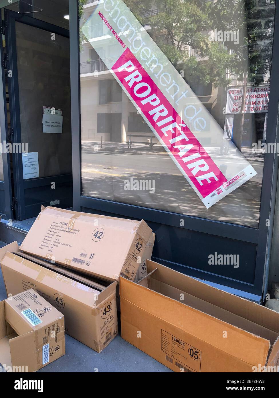 Parigi, Francia, primo piano, aziende locali, negozi, spostamento in, caselle, firma "nuovo proprietario" Foto Stock