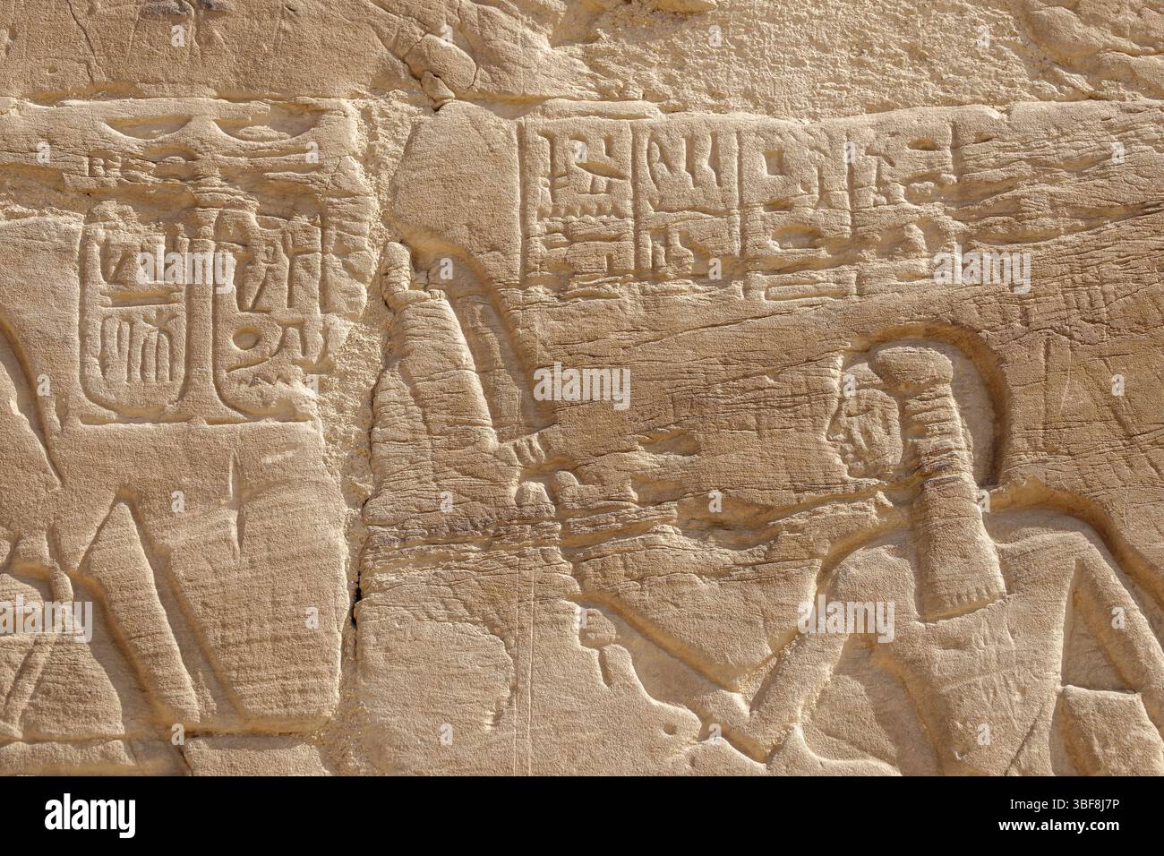 Rilievi al Tempio dedicato a Hathor e Nekhbet a El Kab, sponda orientale del fiume Nilo, alto Egitto Foto Stock