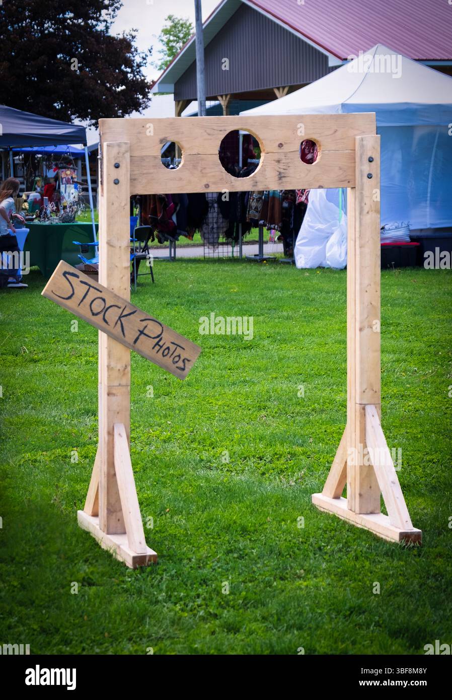 Un gioco di parole. Foto di un brodo, una struttura in legno per tenere prigionieri. Capito??? Foto Stock