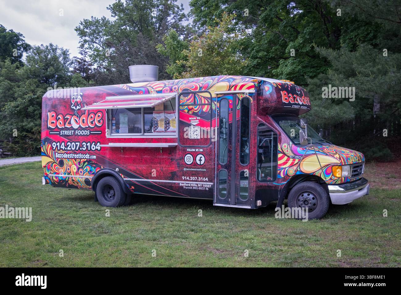 Un camion di cibo di Bazodee Street che offre cibo caraibico a Westchester. Al Pinkster Festival 2025 di Sleepy Hollow, New York. Foto Stock