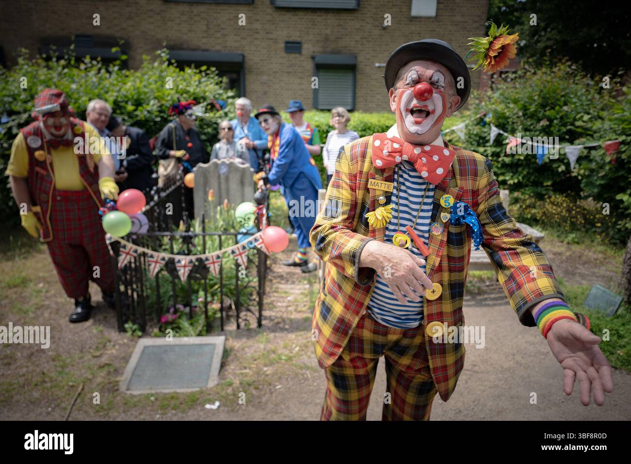 Londra, Regno Unito. 31 maggio 2025. Il giorno commemorativo annuale di Joseph Grimaldi si tiene presso la tomba di Grimaldi nel nord di Londra, rendendo omaggio all'inventore del clown moderno, morto nel 1837. I membri della Clown International partecipano al servizio funebre commemorativo pagando i loro omaggi in costume da intrattenimento completo. Crediti: Guy Corbishley/Alamy Live News Foto Stock