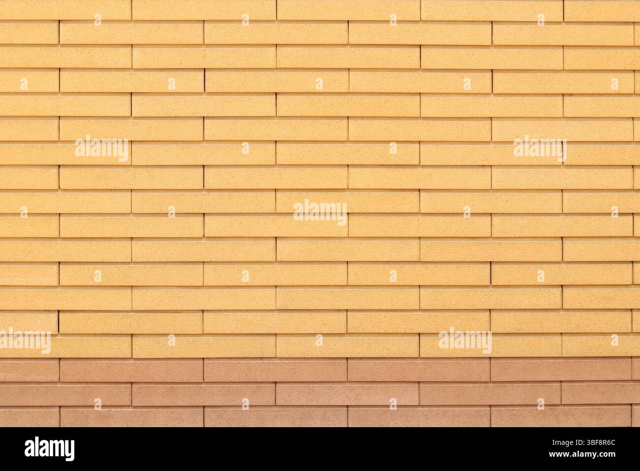 Rivestimento della facciata con pietra artificiale, facciata ventilata. Sfondo. Edificio. Architettura e costruzione. Muro esterno dell'edificio con arti Foto Stock