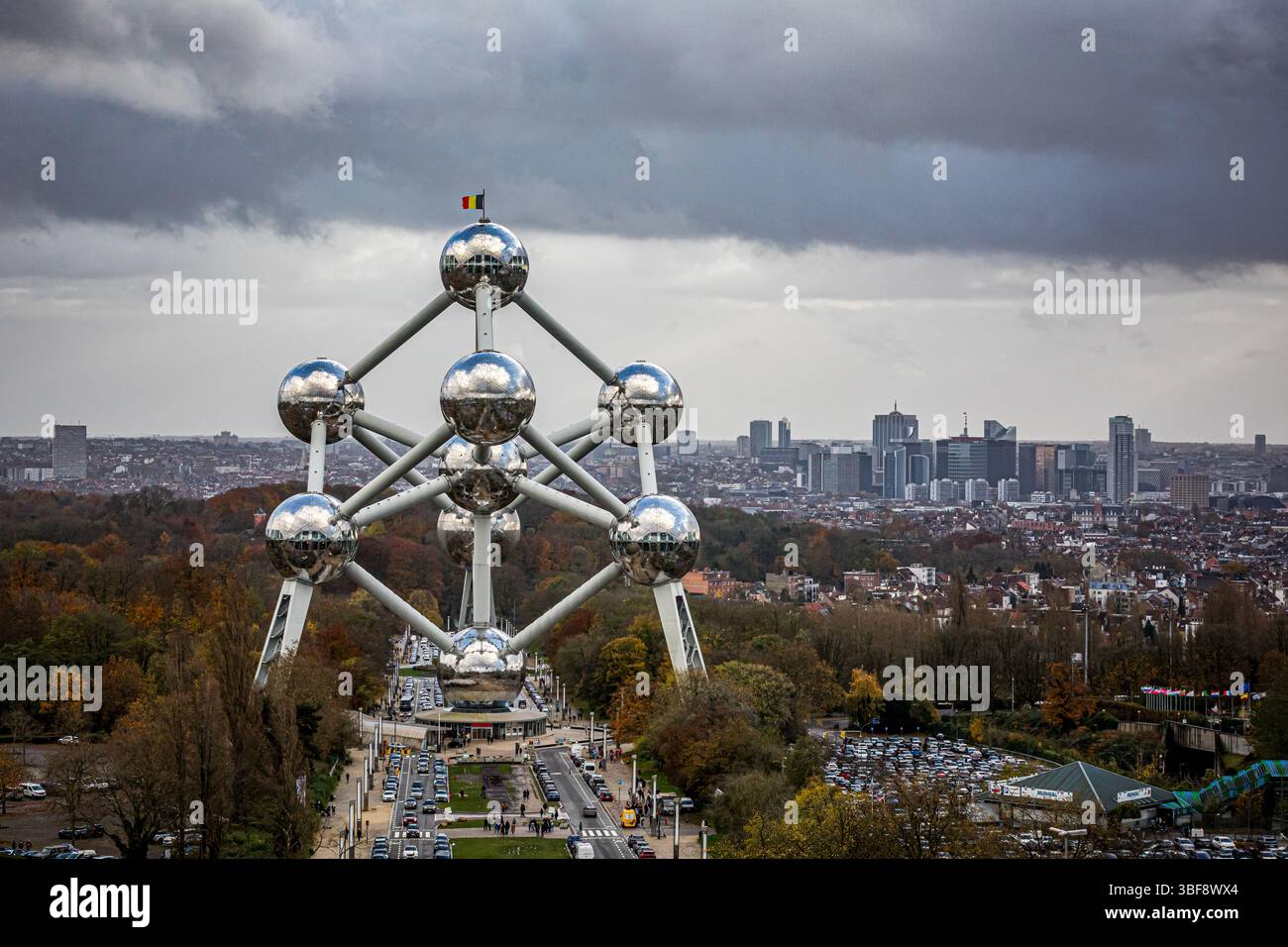 Vista ad angolo alto sull'Atomium di Bruxelles, Belgio, con lo skyline della città sullo sfondo. Foto Stock