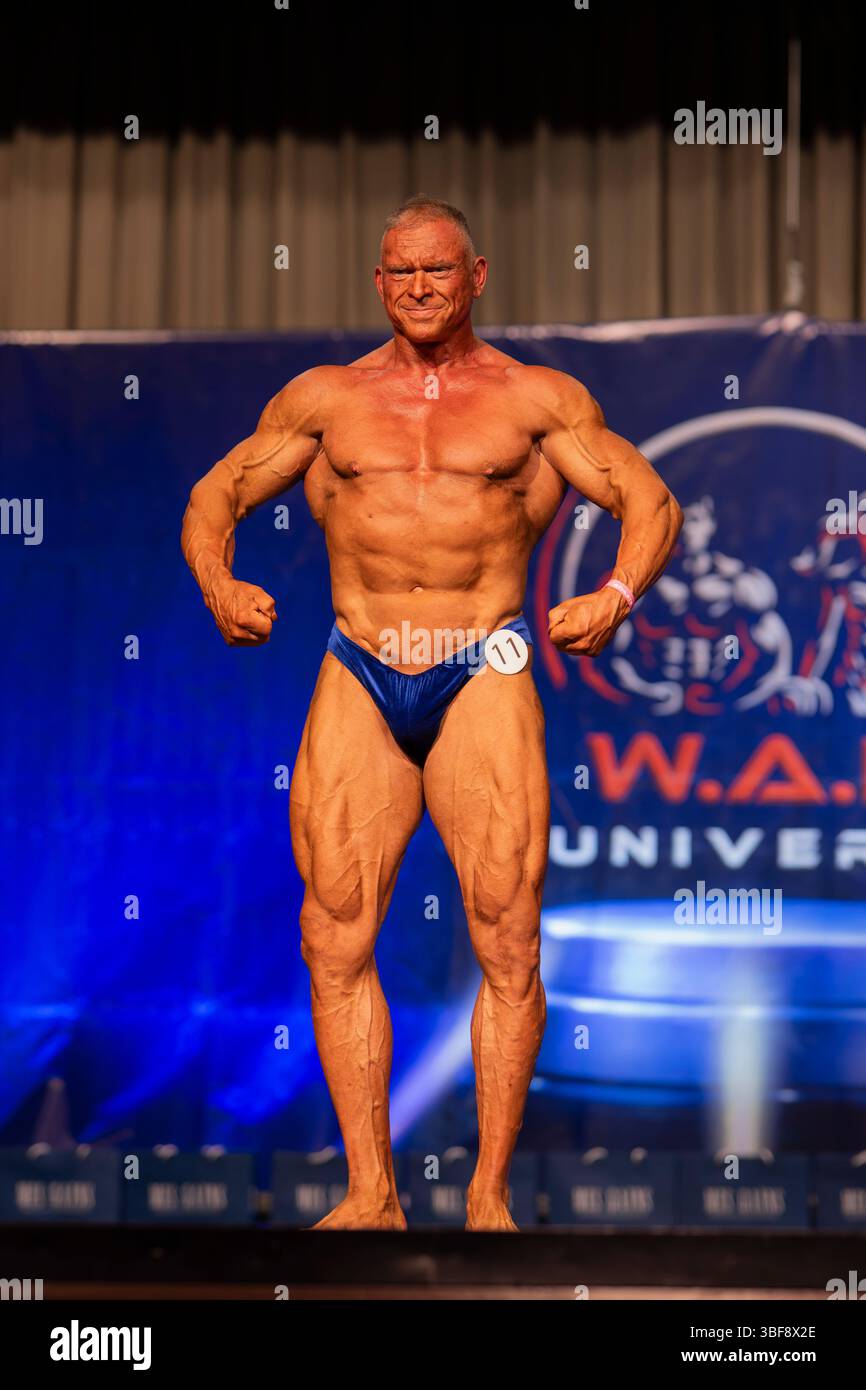 , Deutschland, Rheinland Pfalz, Limburgerhof, 31.05.2025, Ein männlicher Bodybuilder (Frank Heinemann) posiert auf einer Bühne während eines Bodybuil Foto Stock