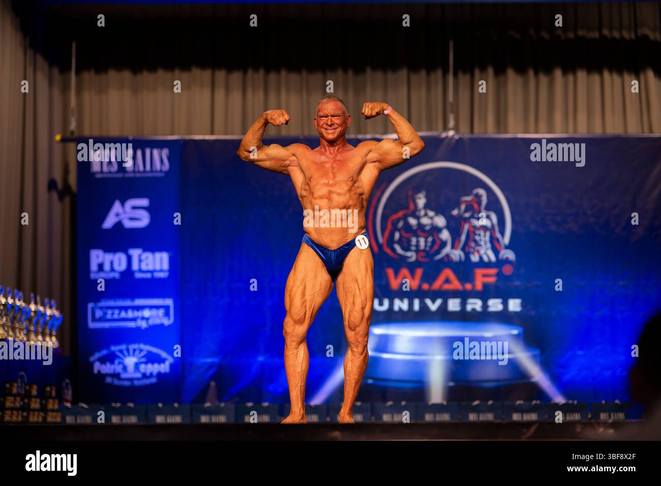 , Deutschland, Rheinland Pfalz, Limburgerhof, 31.05.2025, Ein männlicher Bodybuilder (Frank Heinemann) posiert auf einer Bühne während eines Bodybuil Foto Stock