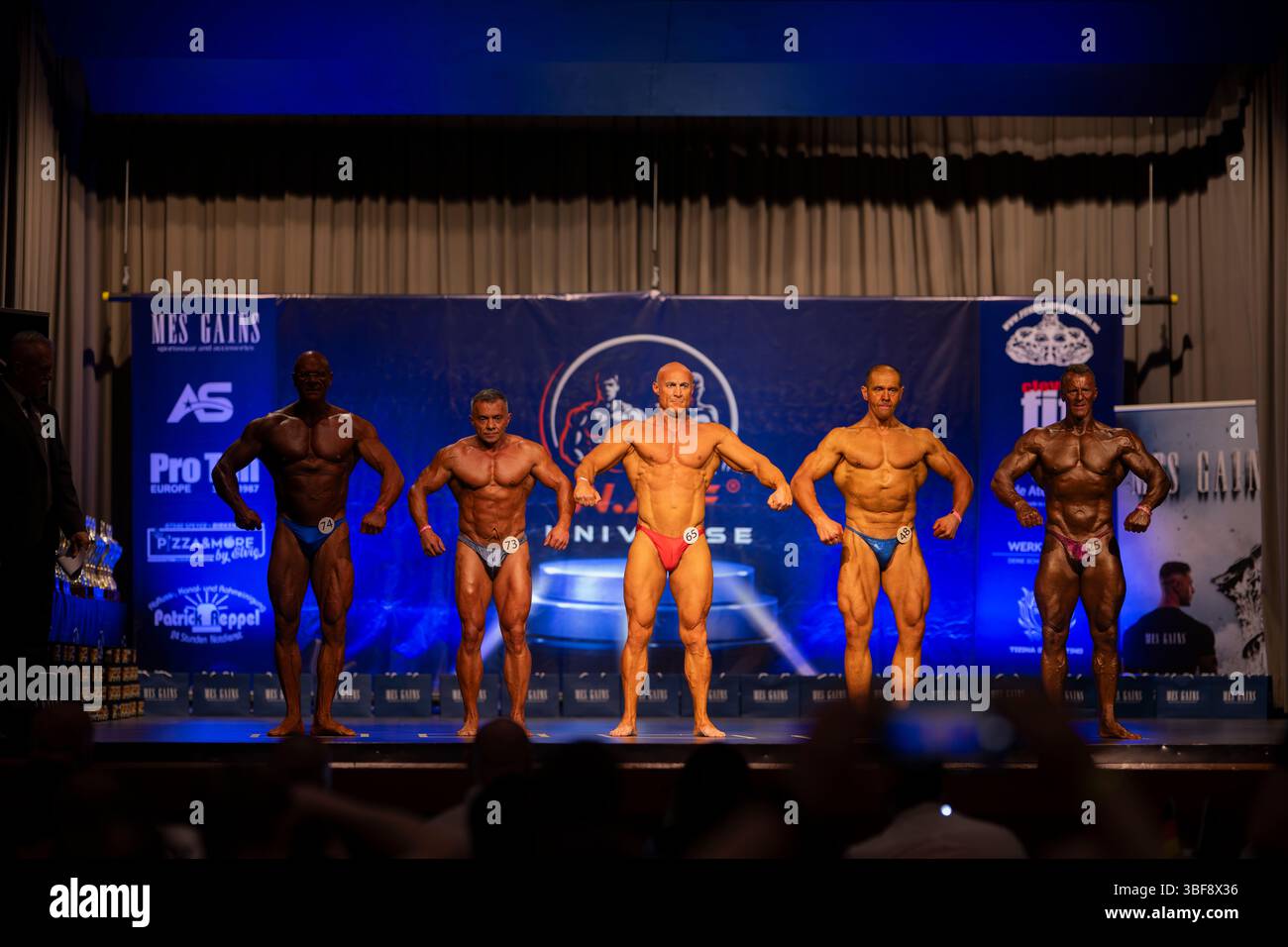 , Deutschland, Rheinland Pfalz, Limburgerhof, 31.05.2025, Fünf männliche posizione allestitore sincronizzatore auf einer Bühne während eines Bodybuilding-Wet Foto Stock
