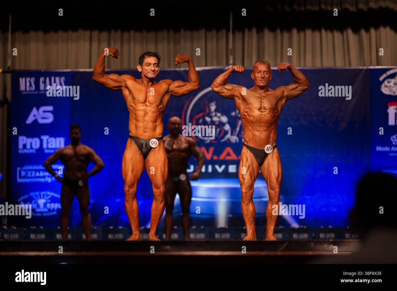 , Deutschland, Rheinland Pfalz, Limburgerhof, 31.05.2025, Ein männlicher Bodybuilder präsentiert sich auf einer Bühne im Rahmen eines Bodybuilding-WE Foto Stock