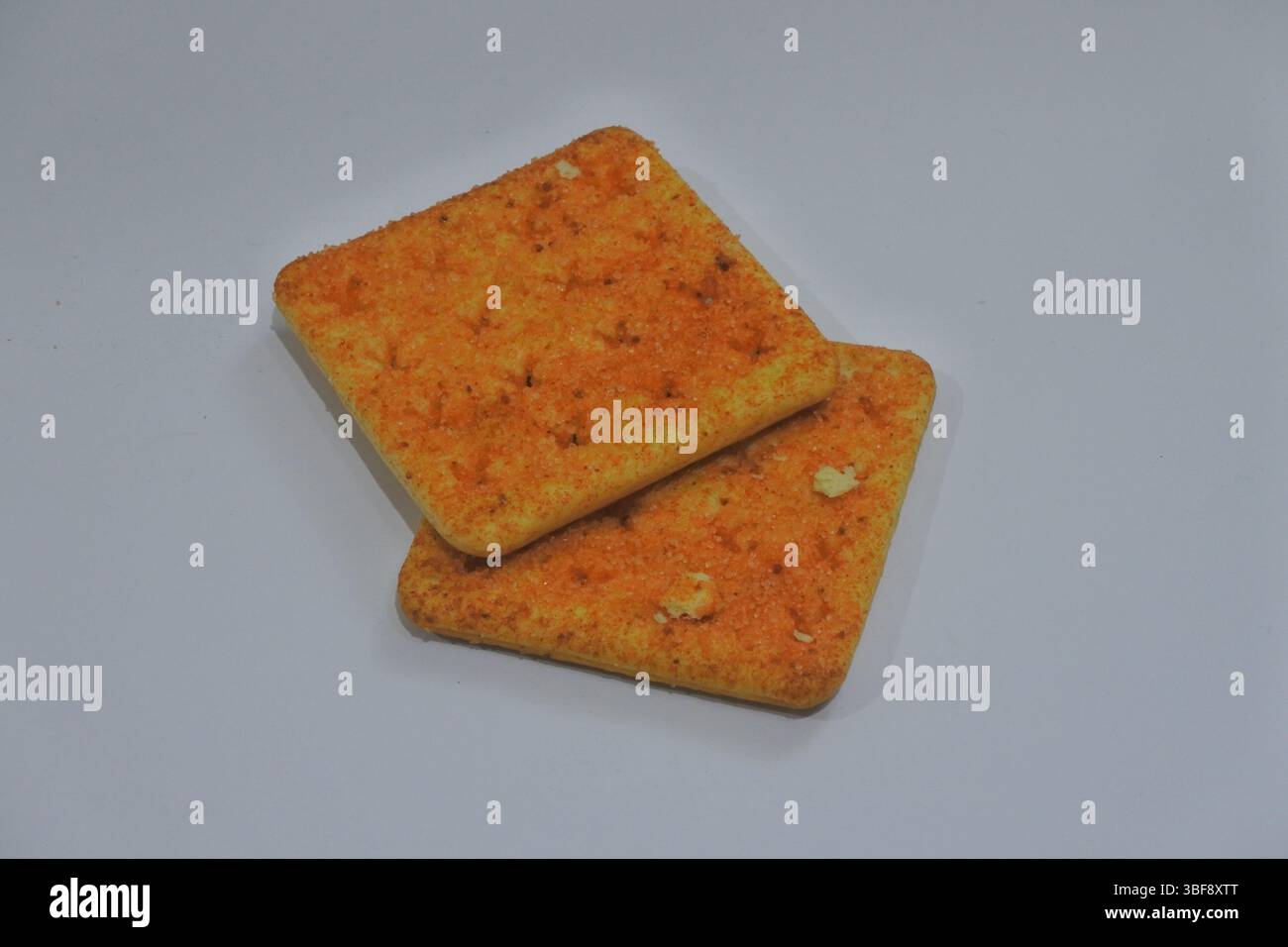 Due biscotti conservati in una pila cosparsa di filo interdentale di manzo sono disposti in una cornice grigia Foto Stock