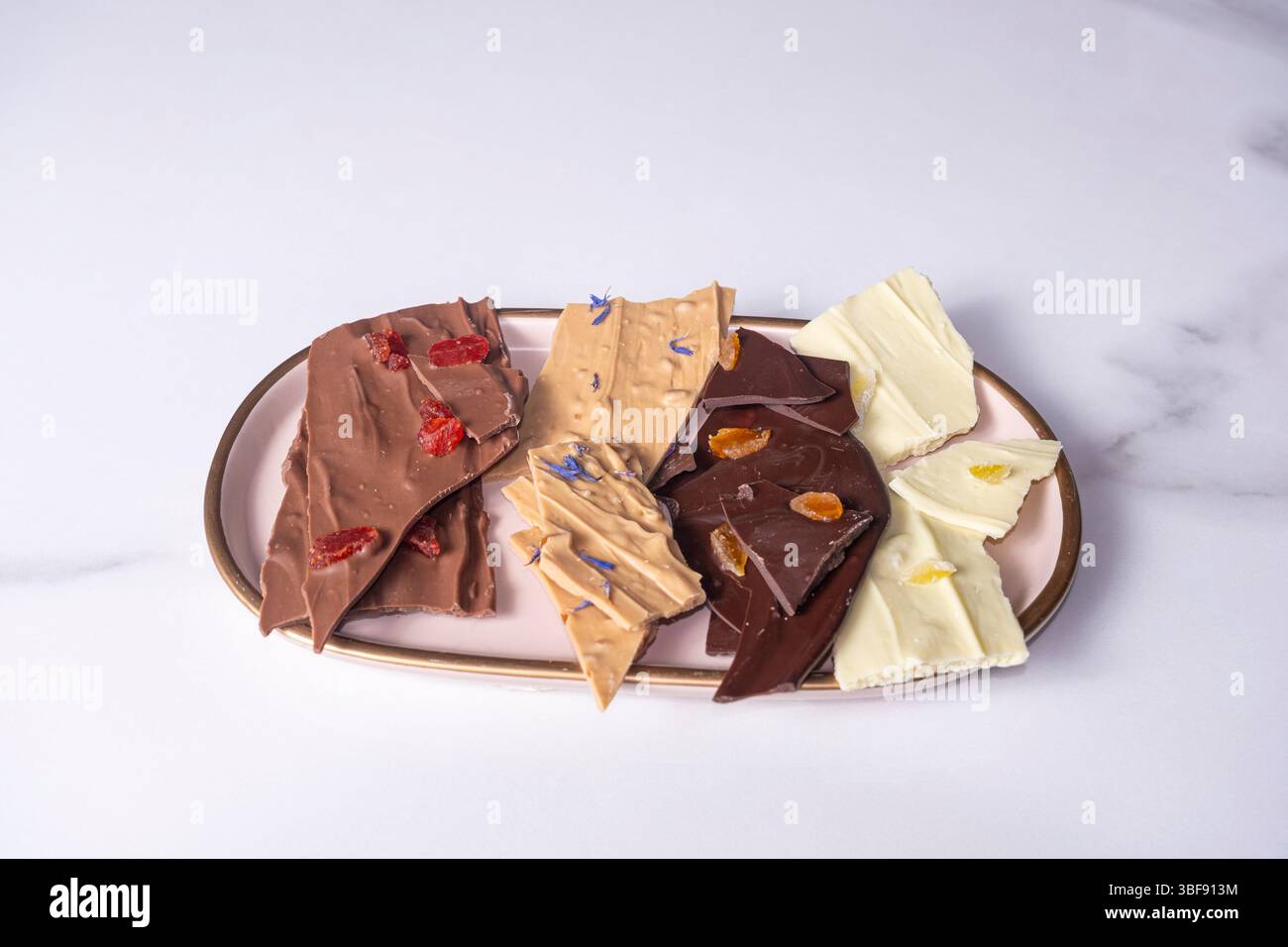 Gocce di cioccolato dai gusti diversi su un piatto. Foto Stock