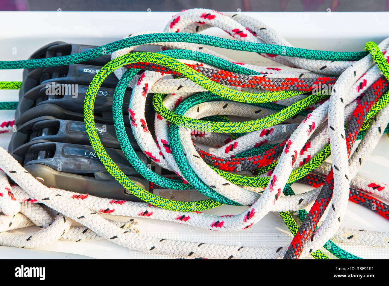 Corde con dispositivi di fissaggio per vele su uno yacht, primo piano. Foto Stock