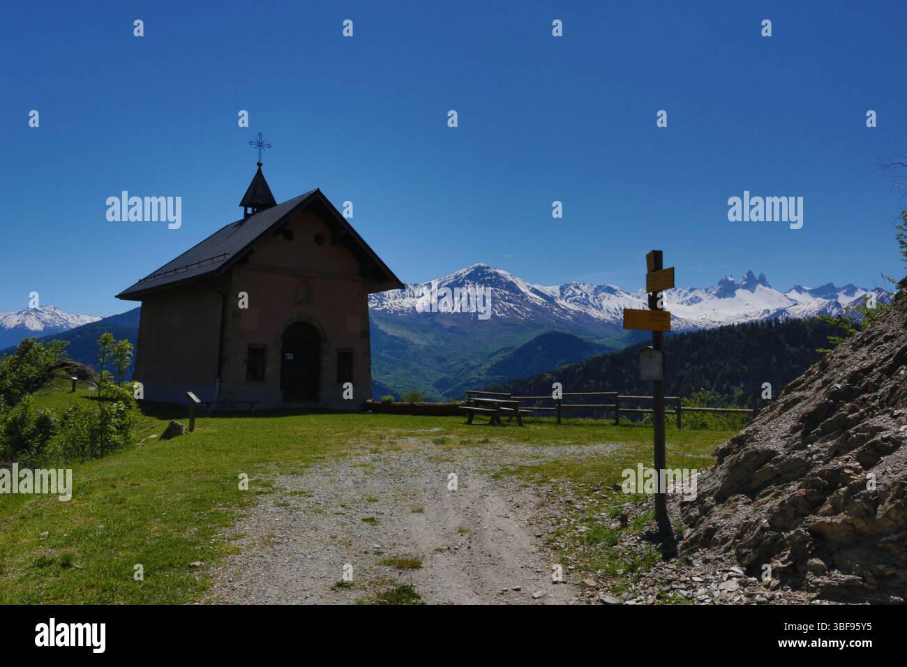 Francia Savoia Maurienne : la chapelle saint roch au printemps Foto Stock