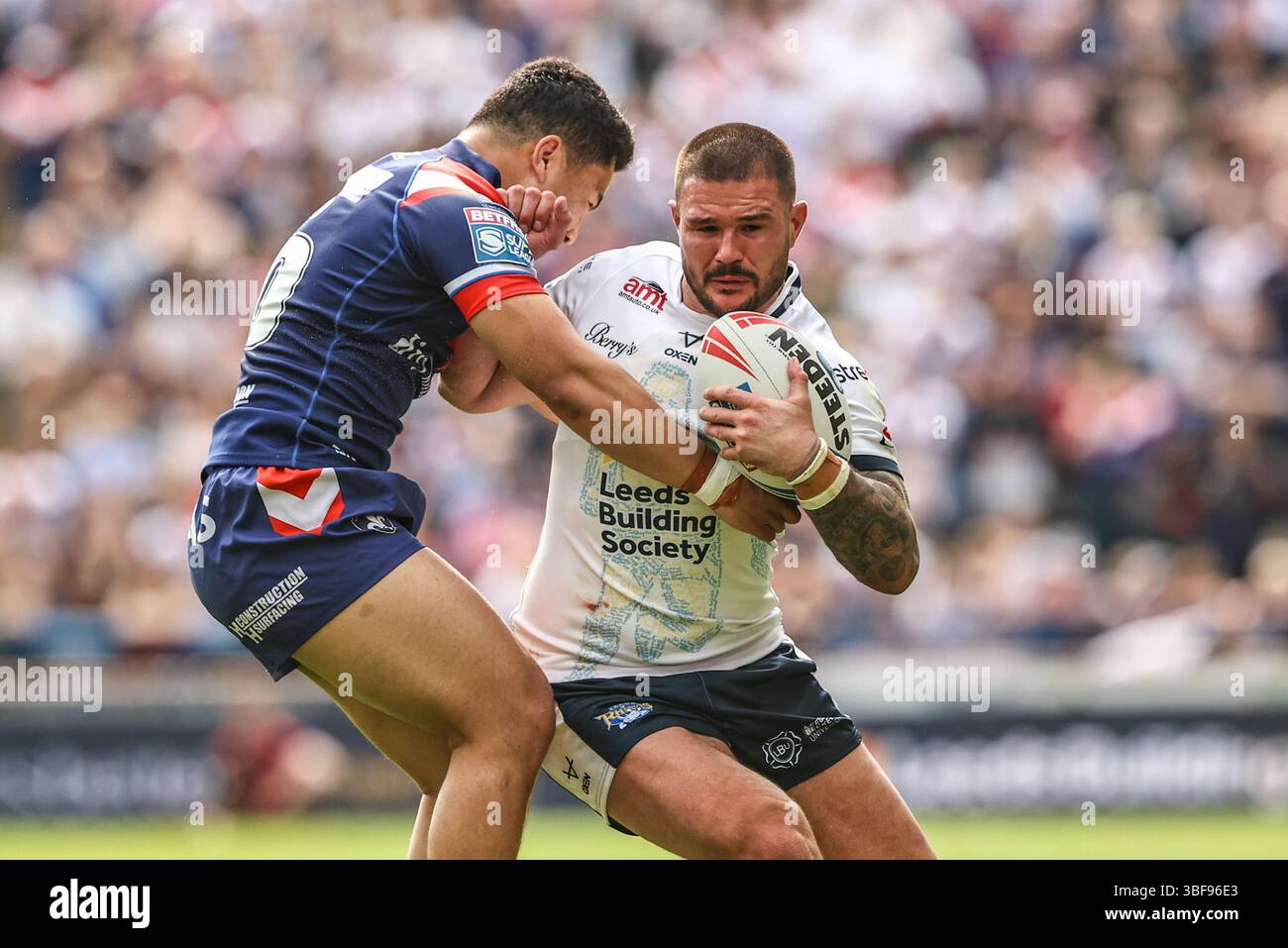 James Bentley di Leeds Rhinos è affrontato da Mason Lino di Wakefield Trinity durante la partita del 13° turno della Super League Betfred Leeds Rhinos vs Wakefield Trinity all'Headingley Stadium di Leeds, Regno Unito, 31 maggio 2025 (foto di Alfie Cosgrove/News Images) Foto Stock