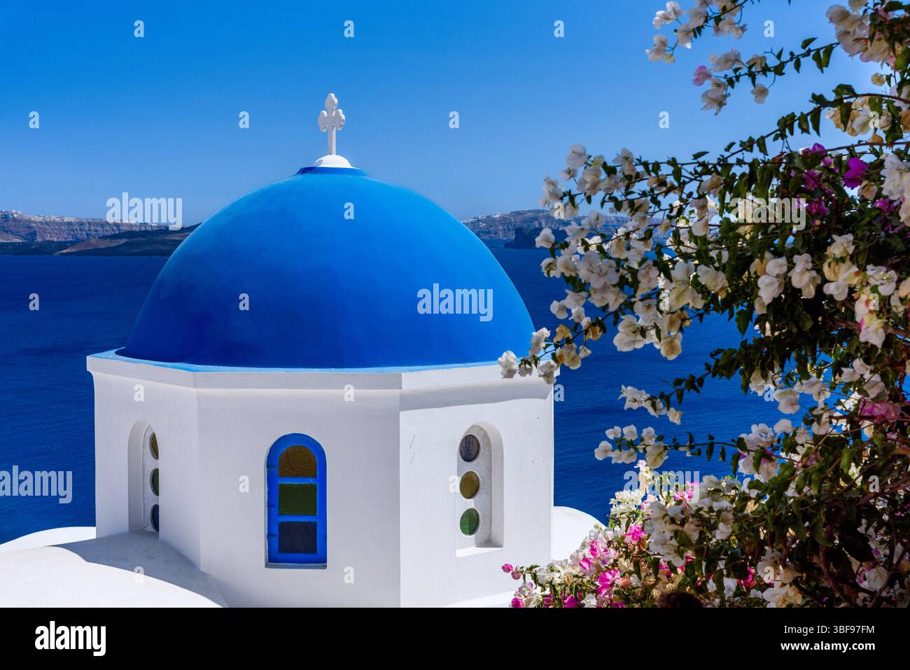 Chiesa con cupola blu, Santorini, Grecia Foto Stock