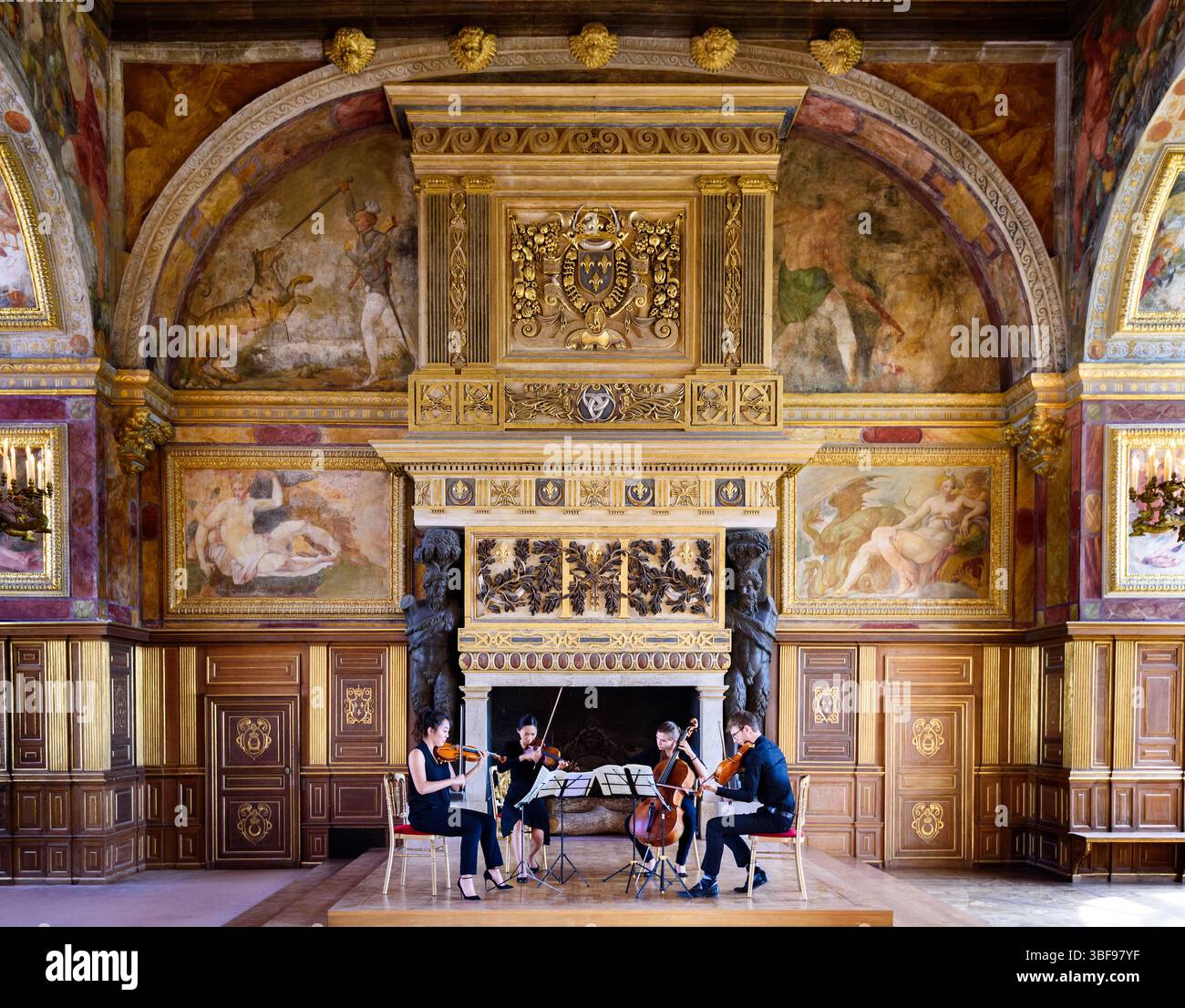 Recita Mozart allo Chateau de Fontainebleau. CH‐ teau de Fontainebleau, situato a 55 km a sud-est del centro di Parigi, nel comune di Fontainebleau, è uno dei più grandi centri reali francesi. Servì come rifugio di caccia e residenza estiva per molti dei monarchi francesi Foto Stock