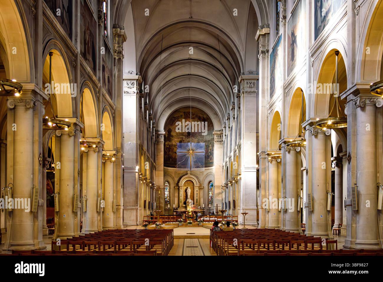 Notre-Dame-des-Champs, Paris Montparnasse, Parigi, ële-de-France Notre-Dame-des-Champs è una chiesa cattolica situata al 91 di Boulevard du Montparnasse, al confine meridionale del vi arrondissement di Parigi. La chiesa prende il nome dalla Beata Vergine Maria, con il titolo di nostra Signora dei campi. Fu completato nel 1876, costruito utilizzando un telaio in ferro progettato da Gustave Eiffel. Foto Stock