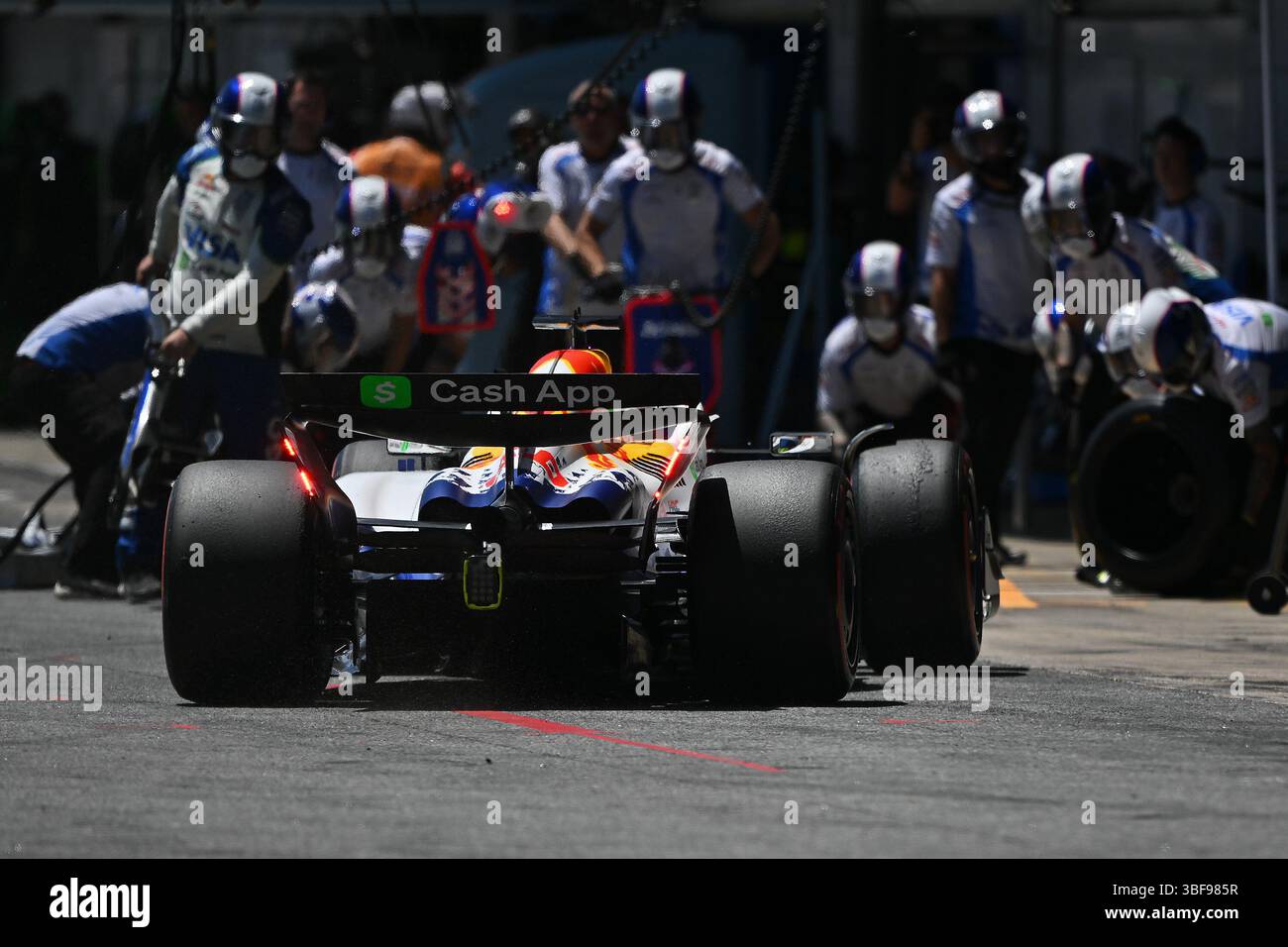 BARCELLONA, SPAGNA - MAGGIO 31: La Francia Isack Hadjar guida il (6) Visa Cash App RB Formula One Team RB01 durante le qualifiche in vista del Gran Premio di F1 Aramco di Spagna sul circuito di Barcellona-Catalunya il 31 maggio 2025 a Barcellona, Spagna. (Foto di Vince Mignott/Alamy Live News) Foto Stock