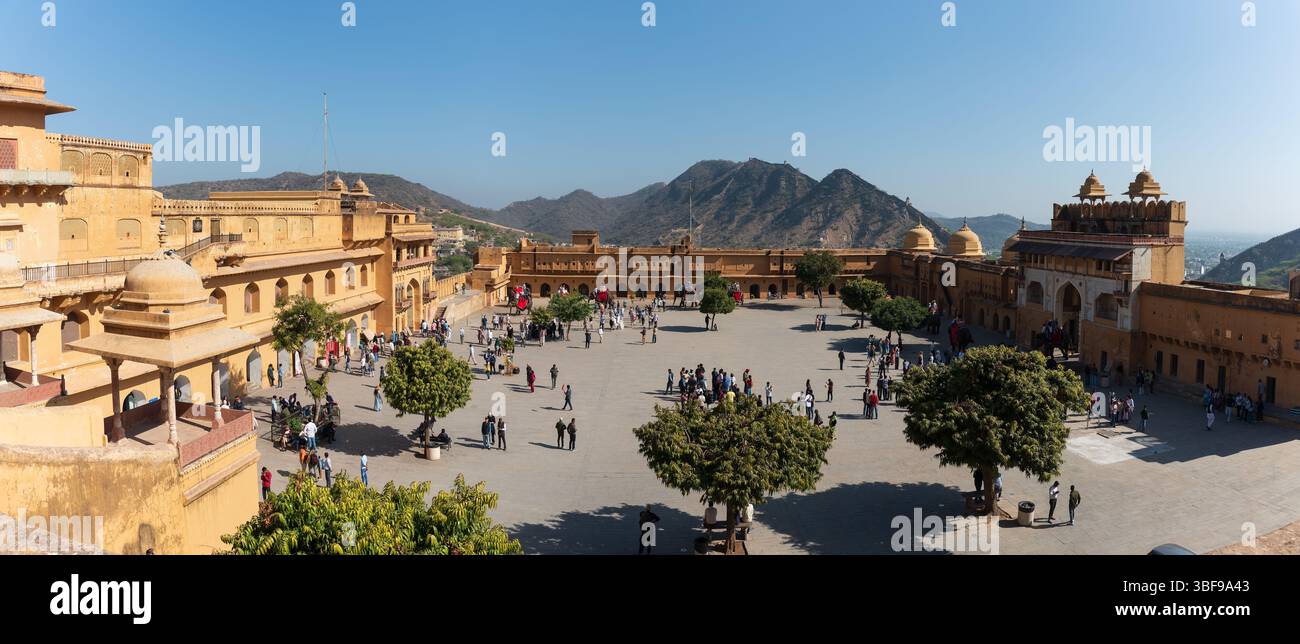 Cortile dell'Amber Fort, Jaipur, Rajasthan, India. Il forte Amber, situato ad Amer vicino a Jaipur, Rajasthan, India, è un forte collinare del XVI secolo costruito da Raja Man Singh I. noto per la sua miscela di architettura Rajput e Mughal, è realizzato in arenaria rossa e marmo. Affacciato sul lago Maota, il forte di Amber è un sito patrimonio dell'umanità dell'UNESCO e una delle principali attrazioni turistiche del Rajasthan. Foto Stock